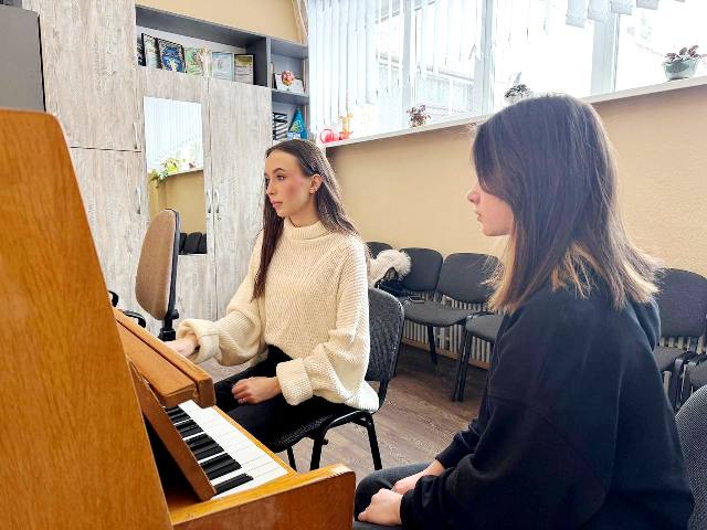 Світлана Карчевська на репетиції хору учнів страших класів